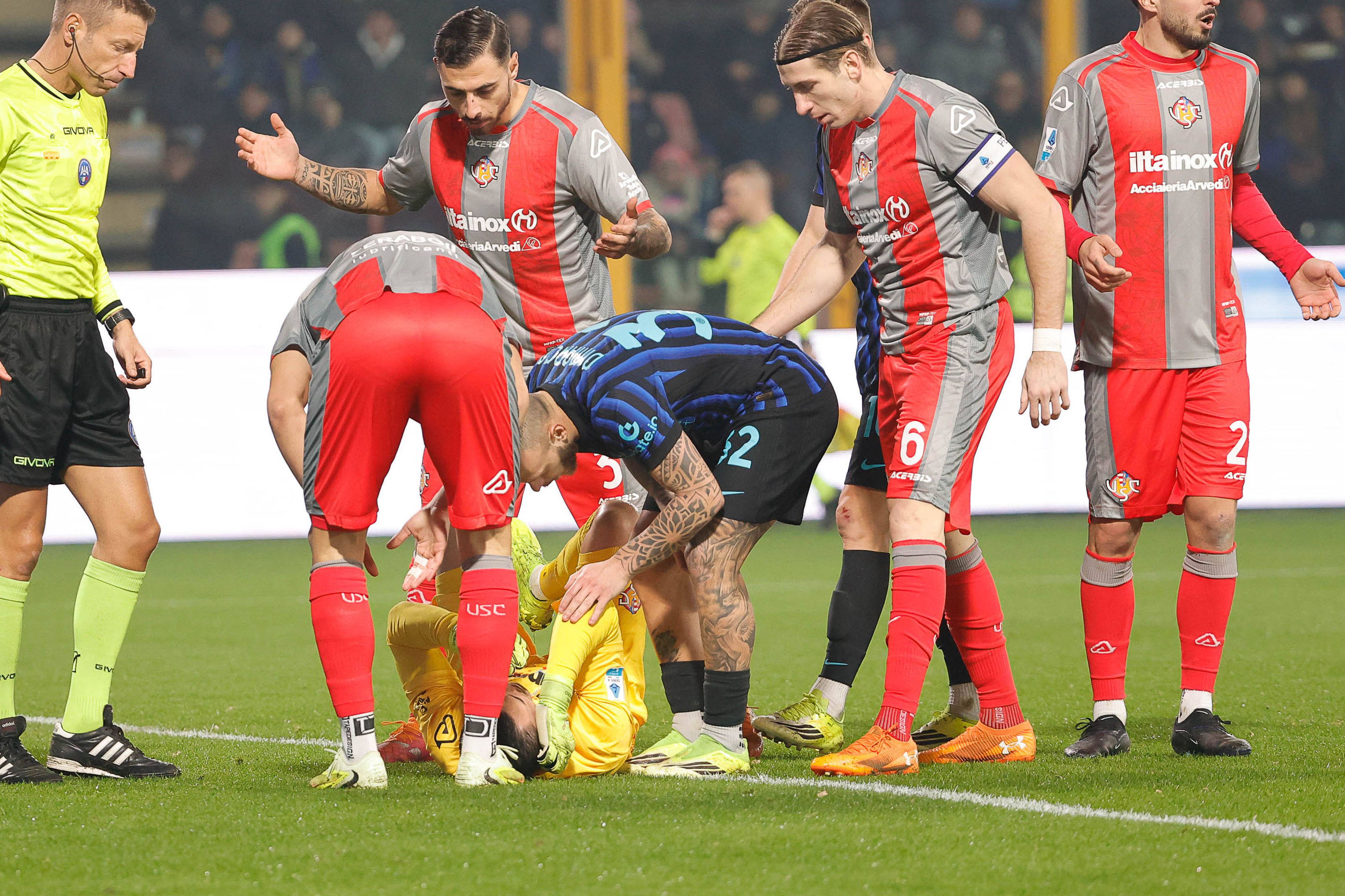 Emil Audero, antigo guarda-redes do Inter, atingido por um petardo dos adeptos adversários