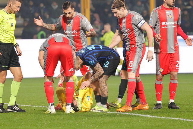 Emil Audero, antigo guarda-redes do Inter, atingido por um petardo dos adeptos adversários