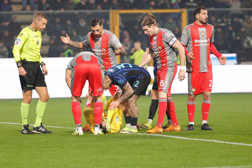 Emil Audero, antigo guarda-redes do Inter, atingido por um petardo dos adeptos adversários