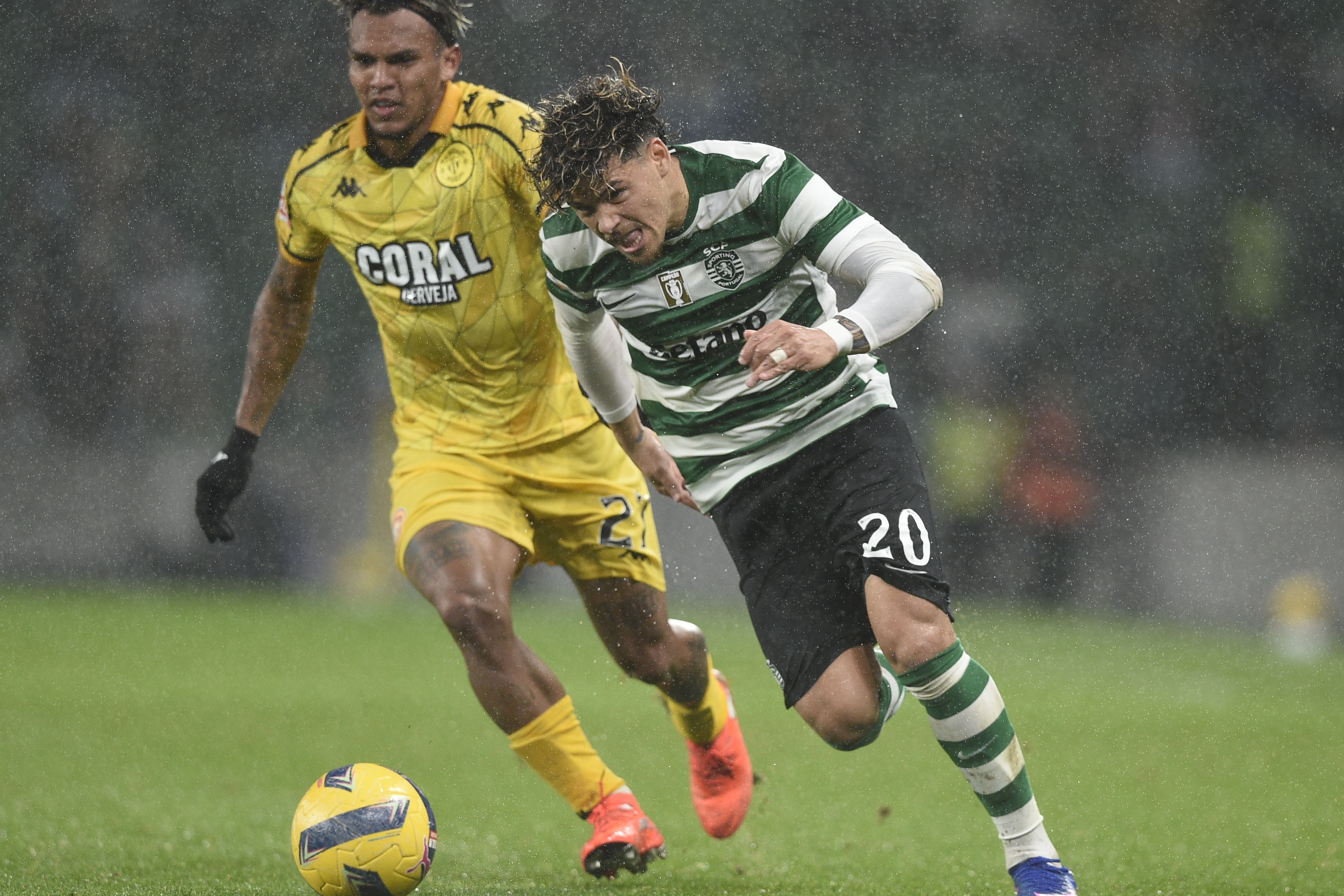 Maxi Araújo foi, desde o início, dos mais inconformados do Sporting. Foto Sérgio Miguel Santos
