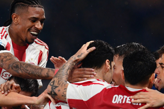 André Luiz celebra com os companheiros do Olympiakos - foto: Olympiakos
