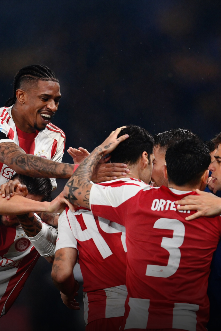 André Luiz celebra com os companheiros do Olympiakos - foto: Olympiakos