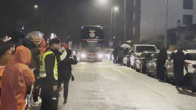 Foi assim a chegada do autocarro do Benfica a Tondela