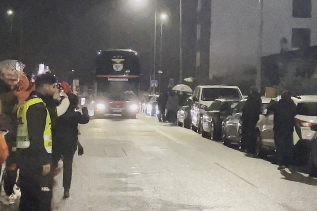 Foi assim a chegada do autocarro do Benfica a Tondela