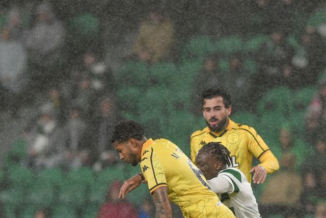Matheus Dias, aqui com Faye, foi uma sombra para os atacantes leoninos (Foto Sérgio Miguel Santos)