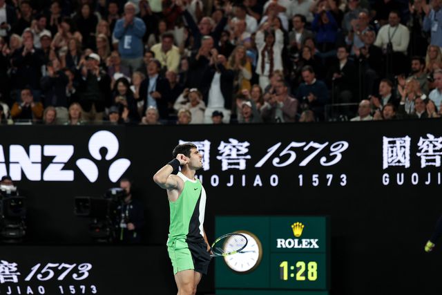 Djokovic cai pela primeira vez em Melbourne e Alcaraz faz história