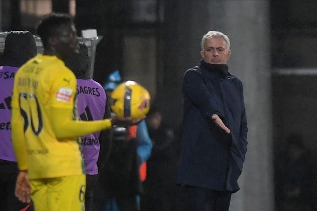 Mourinho no banco do Benfica contra o Tondela: Foto: Rogério Ferreira/KAPTA +