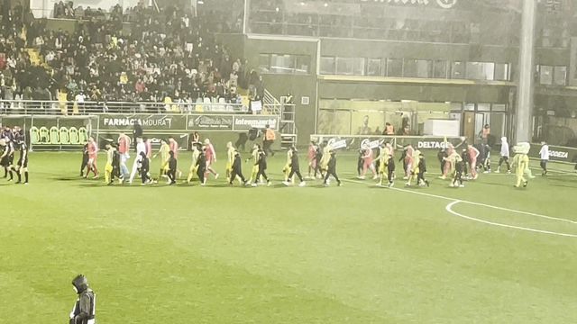 Entrada das equipas em campo