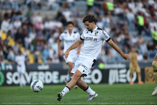 V. Guimarães: Maga complica vida e Strata renova lugar