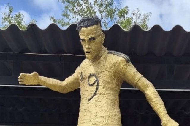 Ex-FC Porto recebe estátua na sua cidade natal, mas podiam ter investido mais...