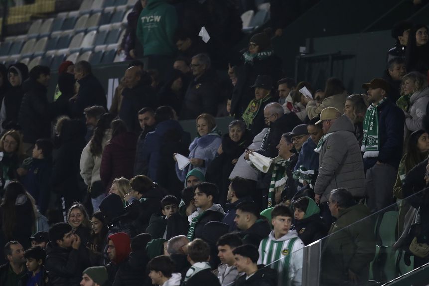 Lenços brancos nas bancadas dos Arcos, no final do Rio Ave-Arouca - Foto: MANUEL FERNANDO ARAÚJO/LUSA