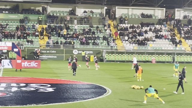 Entrada dos jogadores do Benfica para aquecimento