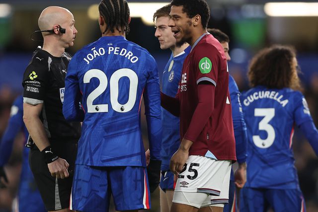 Todibo em conversa com João Pedro e o árbitro após o momento de tensão em Stamford Bridge