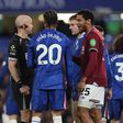 Todibo em conversa com João Pedro e o árbitro após o momento de tensão em Stamford Bridge