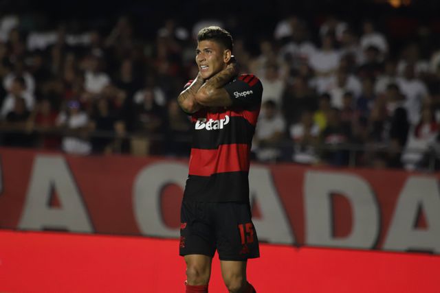 Lance foi na primeira parte mas o VAR só pediu expulsão... na segunda (vídeo)