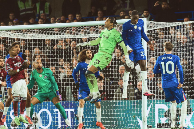 Chalobah e Aréola na área do Chelsea, na compensação - Foto: Chalobah/X