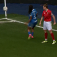 VÍDEO: esquece-se que há bandeirola no canto… e a equipa sofre golo