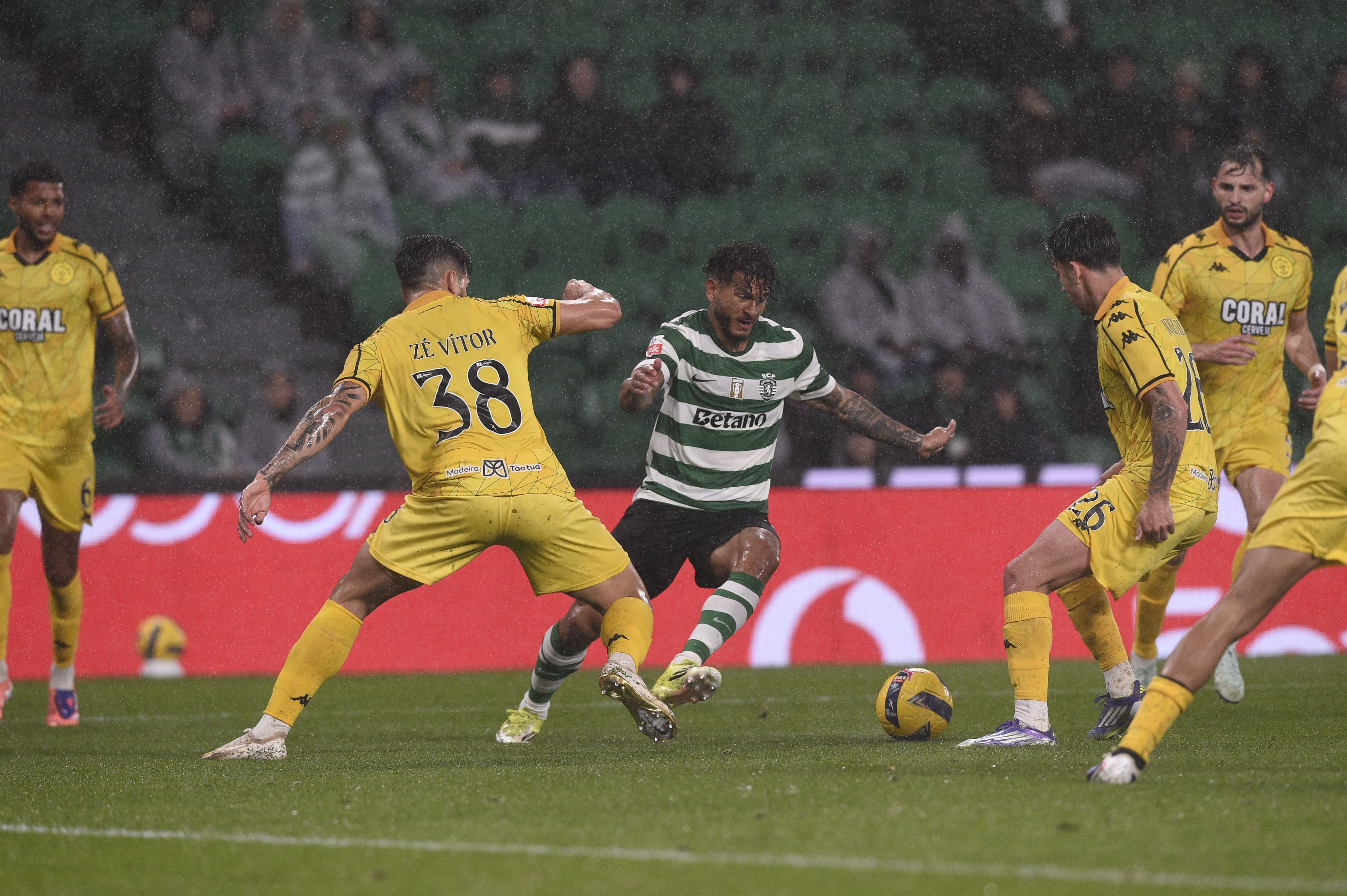 Zé Vitor e Luis Suárez - Foto: Sérgio Miguel Santos