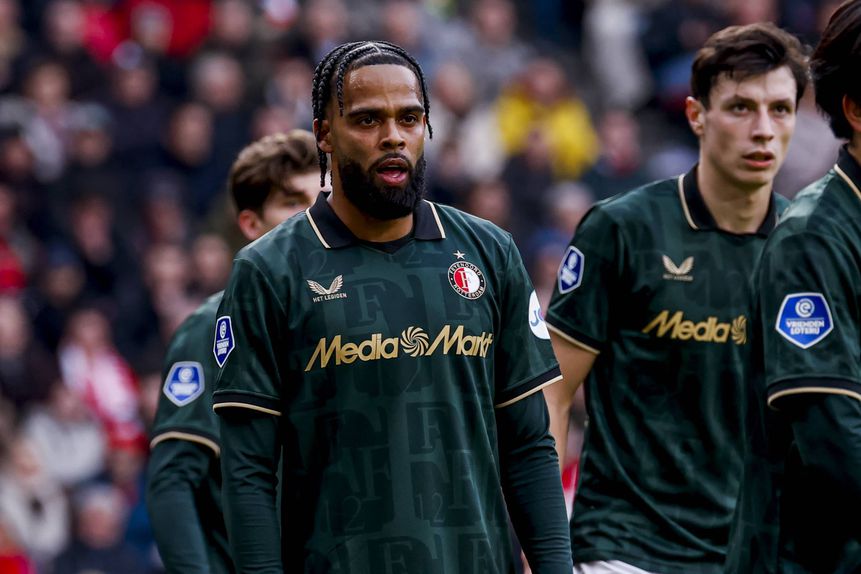 St. Juste foi titular pelo Feyenoord diante do PSV, mas saiu ao intervalo