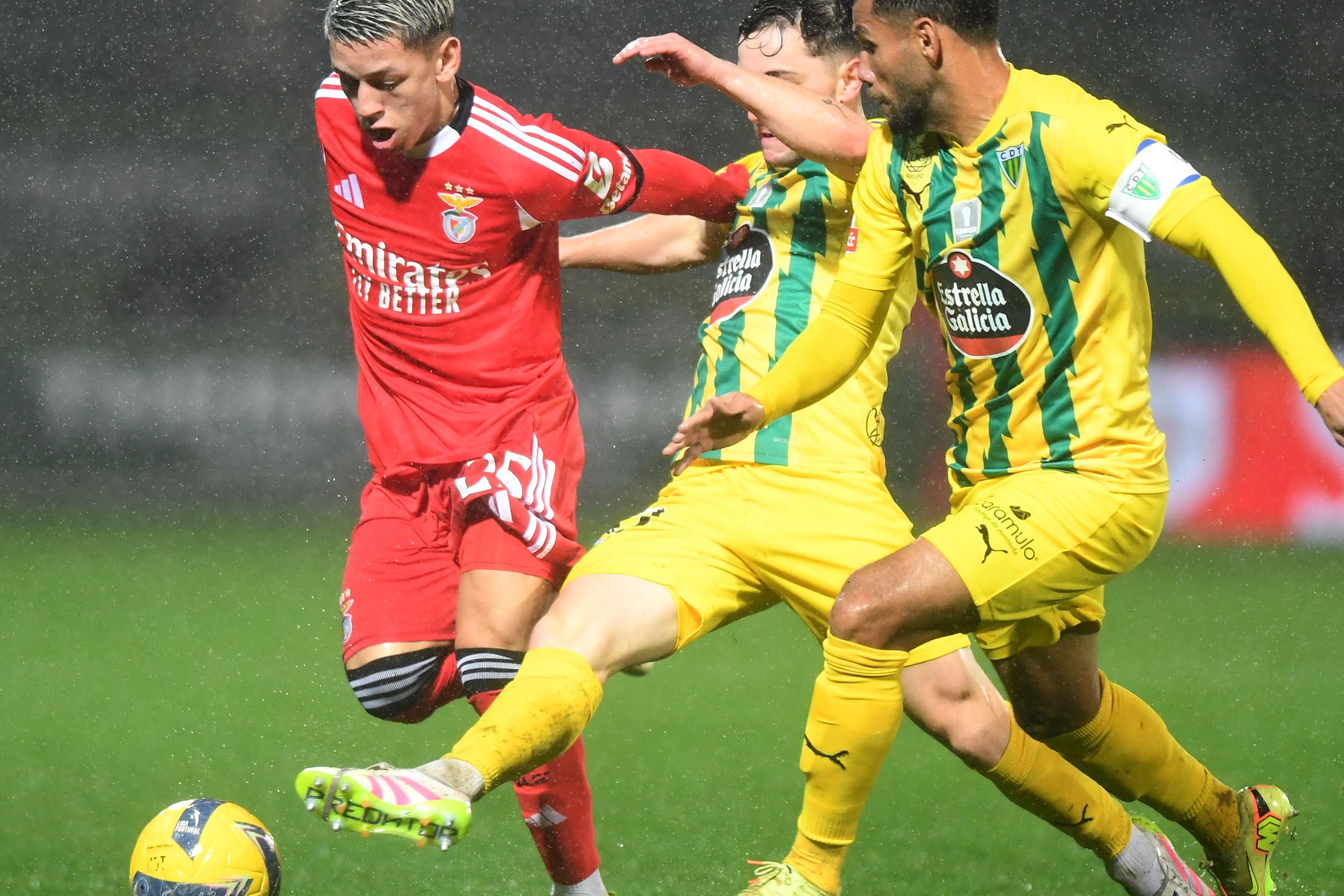 Prestianni foi um quebra-cabeças para os defesas do Tondela — Foto: Rogério Ferreira/Kapta+