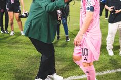 Quando Higuita se cruza com Messi... sai uma defesa escorpião