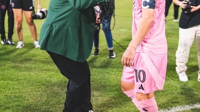 Quando Higuita se cruza com Messi... sai uma defesa escorpião