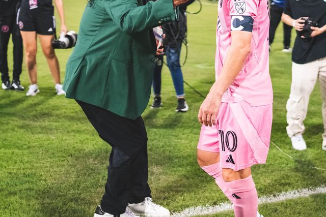 Quando Higuita se cruza com Messi... sai uma defesa escorpião