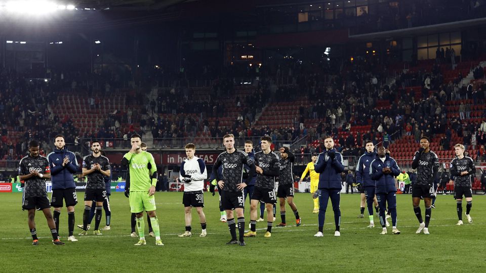 Jogadores do Ajax estranharam folgas a mais e treinaram-se... sozinhos