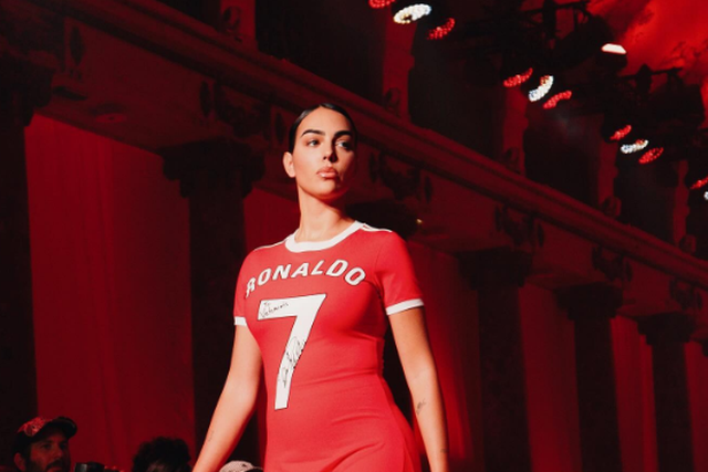 Georgina Rodríguez desfila com vestido à Ronaldo