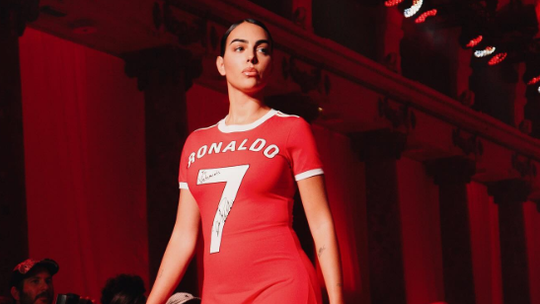 Georgina Rodríguez desfila com vestido à Ronaldo
