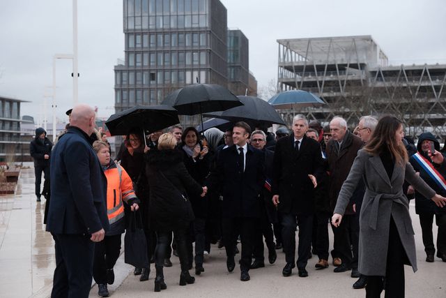 Vila olímpica em Paris inaugurada pelo presidente francês