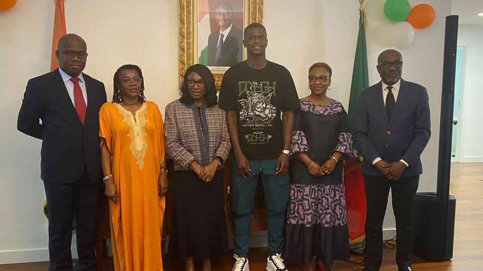 Sporting: Diomande homenageado na Embaixada da Costa do Marfim