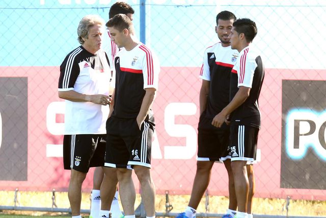 «Arrependi-me de não ter assinado mais épocas com o Benfica»