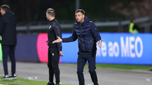 Martín Anselmi, treinador do FC Porto, a dar indicações