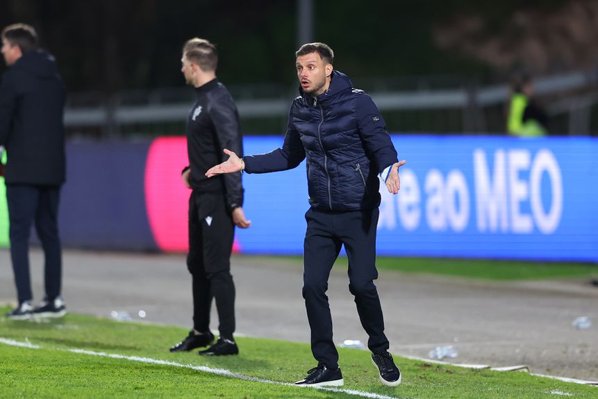 Martín Anselmi, treinador do FC Porto, a dar indicações