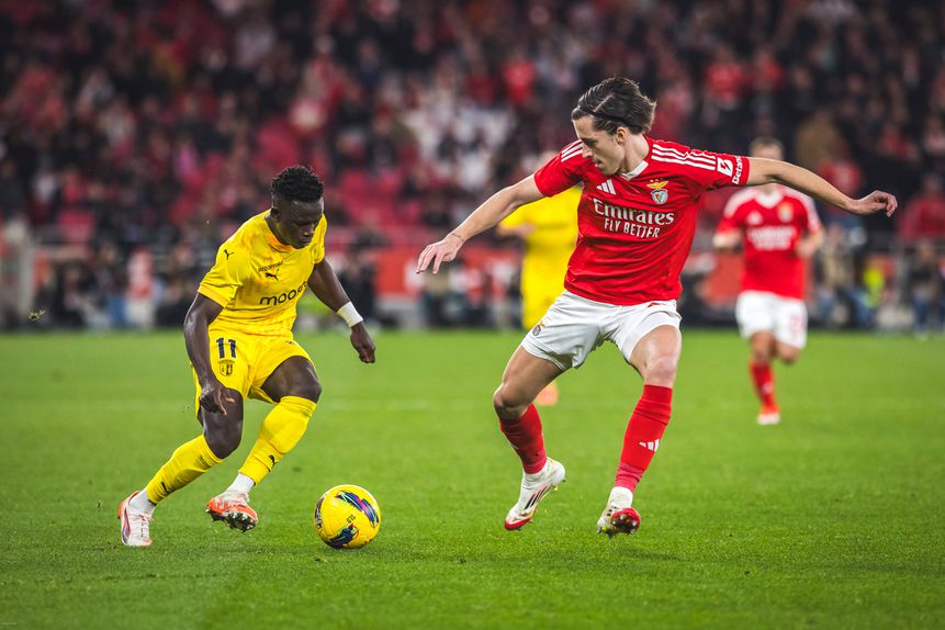 Roger Fernandes, do SC Braga (clube que joga nesta noite de domingo em Vila do Conde frente ao Rio Ave para a Liga), tenta superar a oposição de Carreras, defesa do Benficca, no último jogo entre os dois emblemas para a Taça de Portugal