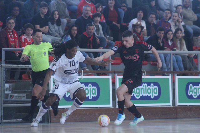 Benfica ultrapassa o Torreense e sobe ao primeiro lugar