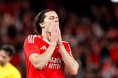 Carreras, lateral do Benfica, com as mãos na cara a lamentar lance falhado em jogo