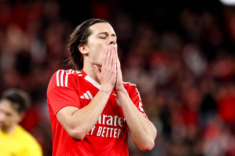 Carreras, lateral do Benfica, com as mãos na cara a lamentar lance falhado em jogo