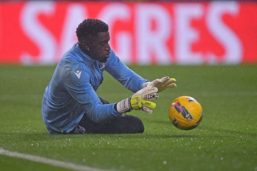 Bruno Varela já teve de aplicar-se logo nos instantes iniciais do duelo entre o Vitória de Guimarães e o Casa Pia