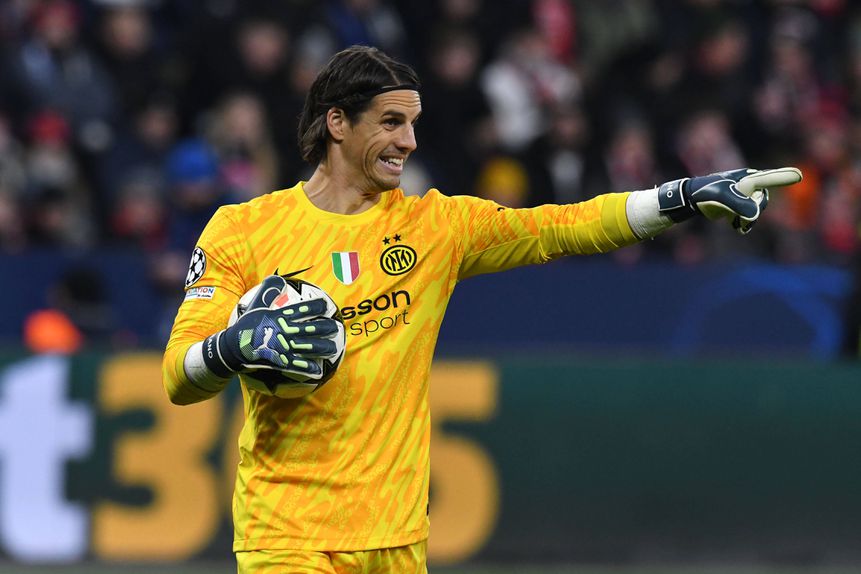 Sommer, guarda-redes do Inter, a segurar a bola com a mão na grande área