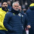 José Mourinho, treinador do Fenerbahçe, de mãos nos bolsos