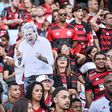 Adeptos do Flamengo com uma imagem de Jorge Jesus (Foto: IMAGO)