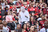 Adeptos do Flamengo com uma imagem de Jorge Jesus (Foto: IMAGO)