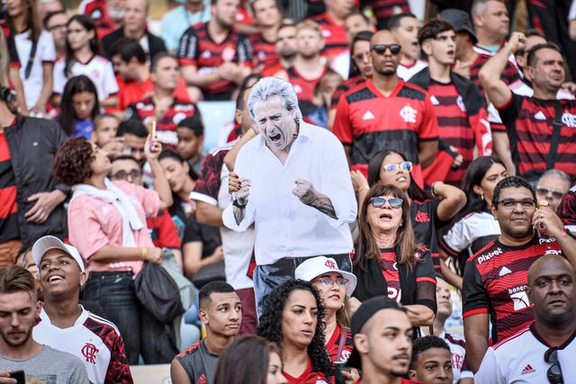 Adeptos do Flamengo com uma imagem de Jorge Jesus (Foto: IMAGO)