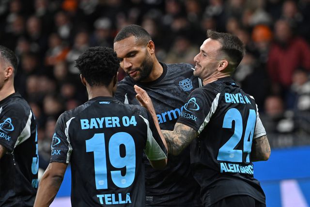 Leverkusen dá lição ao Eintracht e continua perseguição ao Bayern