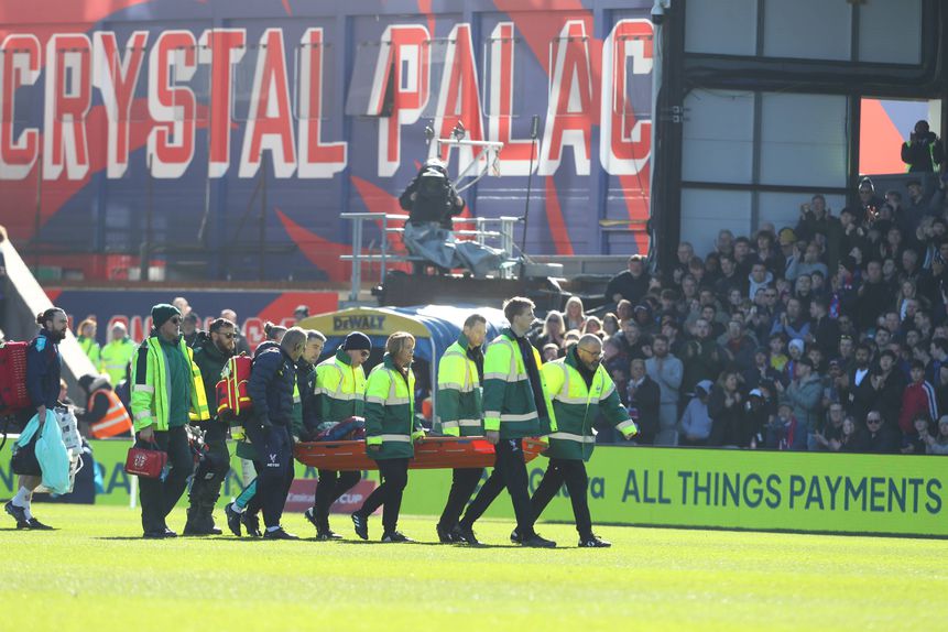Jean-Philippe Mateta sendo transportado de maca para uma ambulância