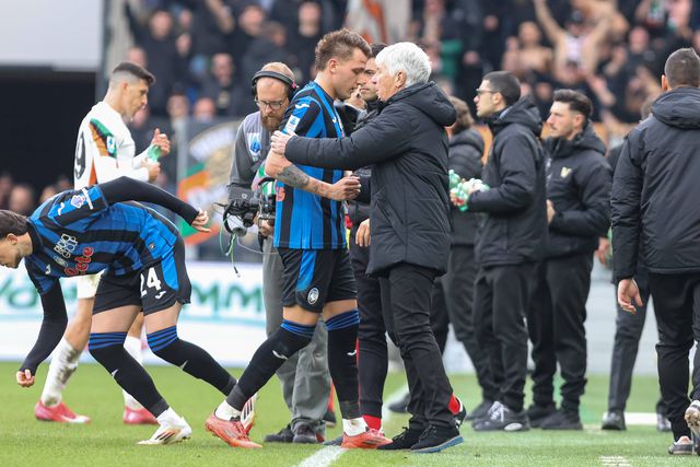 Gasperini, treinador da Atalanta, a substituir Retegui, atacante