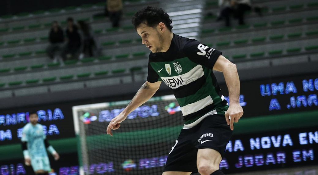 Alex Merlim conduz a bola em jogo do Sporting pela Liga de futsal - Foto: Sporting Clube de Portugal