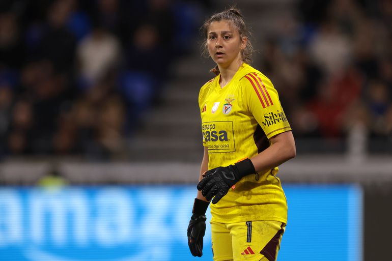 Lena Paules, guarda-redes do Benfica, olha de pé atentamente para a bola durante um jogo